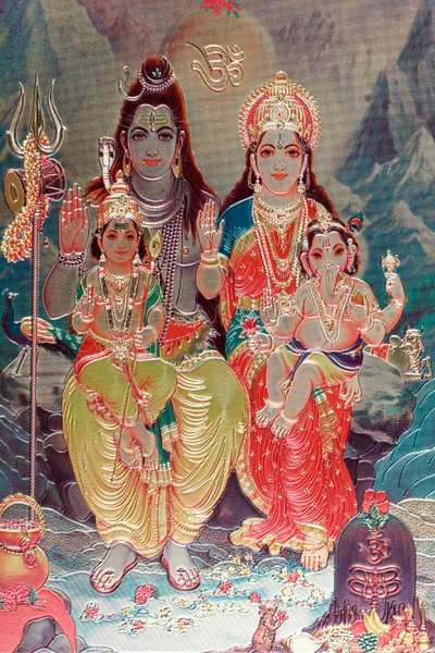 Jumala Shiva ja jumalatar Parvati poikansa Ganeshan kanssa. tekijältä . .