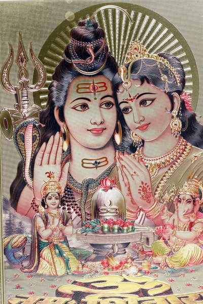 Jumala Shiva ja jumalatar Parvati poikansa Ganeshan kanssa. tekijältä . .