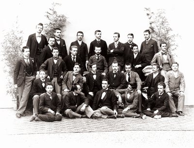 Ryhmäkuva kolmannen vuoden lukion opiskelijoista tekijältä Henry Charles Fehr