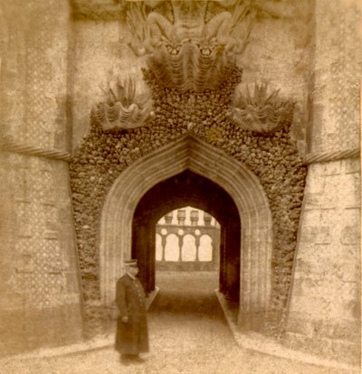 Vartija Penan palatsin (Palacio da Pena) sisäänkäynnin ulkopuolella, Sintra, Lissabon, Portugali n. 1888 (kuva) tekijältä Frederick (attr. to) Barnard