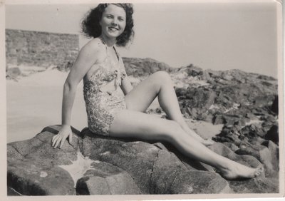 Lomailija yllään "rypytetty" uimapuku, 1940-luvun loppu (m/v kuva) tekijältä Hippolyte Lalaise Devéria