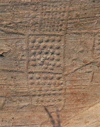 Italia, Lombardian alue, Valcamonica, Capo di Ponte, Brescian maakunta, Seradina-Bedolinan arkeologinen puisto, Kamunian esihistoriallinen kalliokaiverrus, Rock 1, topografinen koostumus, joka tunnetaan nimellä "Bedolinan kartta" tekijältä Isabel Redie