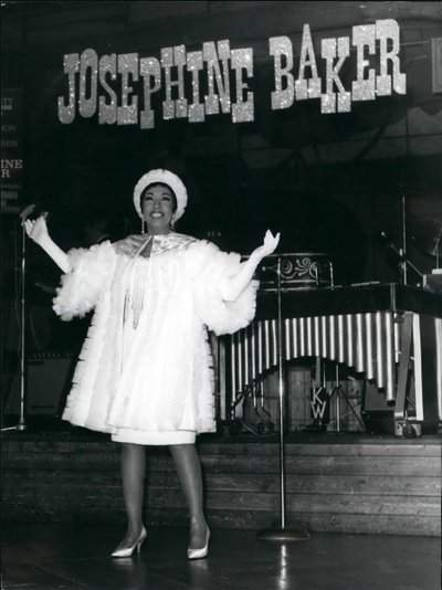 Josephine Baker esiintymässä Zürichissä, Sveitsissä, 3. maaliskuuta 1967 (kuva) tekijältä . .