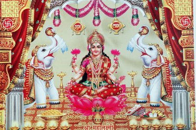 Lakshmi, Vishnun vaimo, on vaurauden, onnen ja kauneuden jumalatar. tekijältä . .