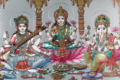 Lakshmi, Vishnun vaimo, on vaurauden, onnen ja kauneuden jumalatar. Ganesh. tekijältä . .