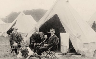 Miehet rentoutumassa telttansa ulkopuolella n. 1908 (kuva) tekijältä . .