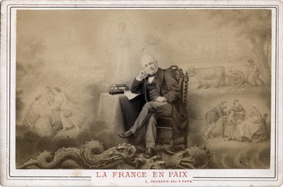 Pariisin kommuuni: "Ranska rauhassa" -muotokuva Louis Adolphe Thiersistä (1797-1877) istumassa lohikäärmeellä, kunnan todennäköinen symboli tekijältä Frederick (attr. to) Barnard