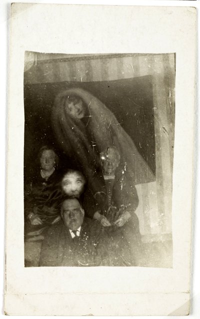 Paranormaali ilmiö: muotokuva kolmesta vanhasta ihmisestä, naisen henki ilmestyy heidän taakseen, noin 1920 Valokuva: William Hope (1863-1933) tekijältä Frederick (attr. to) Barnard