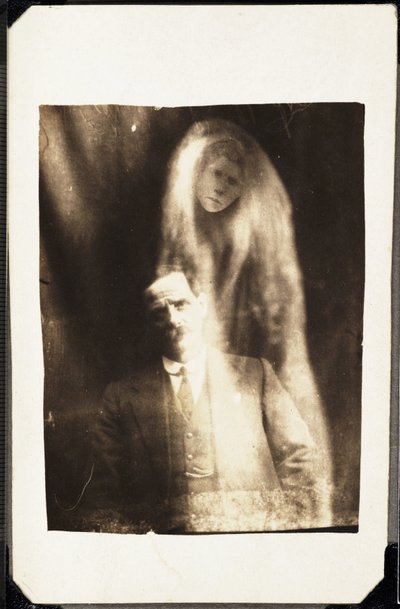 Paranormaali ilmiö: muotokuva miehestä ja hänen vaimonsa henki ilmestyy hänen taakseen, noin 1920 Valokuva: William Hope (1863-1933) tekijältä Frederick (attr. to) Barnard