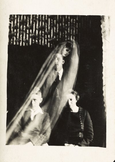 Paranormaali ilmiö: muotokuva naisesta ja kahdesta miehestä ja naisen henki ilmestyy heidän taakseen, noin 1920 Valokuva: William Hope (1863-1933) tekijältä Frederick (attr. to) Barnard