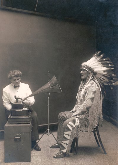 Piegan Indian, vuoristopäällikkö, kuuntelee äänitystä etnologi Frances Densmoren kanssa tekijältä . .