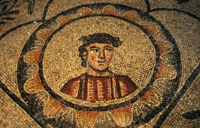 Lahjoittajan muotokuva, lattiamosaiikki Pyhän Marian taivaaseenastumisen basilikasta (4. vuosisata), Aquileia, Friuli-Venezia Giulia, Italia tekijältä Georg Carl Heinrich Dollmann