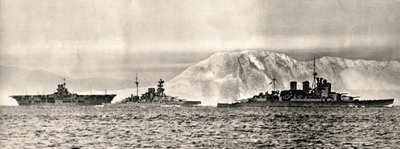 Alukset HMS Ark Royal, HMS Malaya ja HMS Renown jättävät tukikohtansa Gibraltarilta, n. 1940 (kuva) tekijältä . .