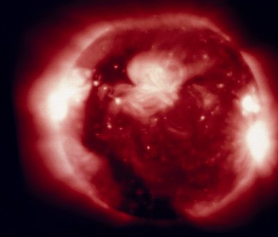 Aurinko, valokuvannut Skylabin röntgenaallonpituuksilla tekijältä Henry Charles Fehr