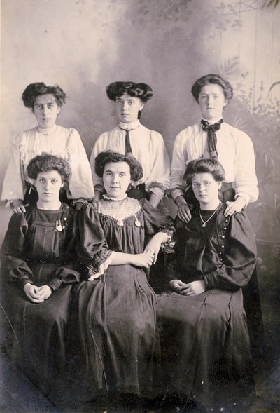 Maalaistilan kotihenkilökunta, n. 1898 (kuva) tekijältä . .