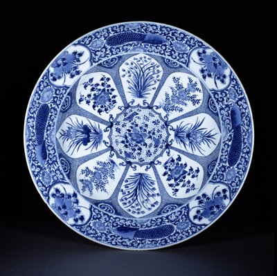 Sinivalkoinen lautanen, Kangxi-kausi, n. 1700 (posliini) tekijältä Chinese School