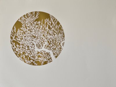 Piilotettu viisaus, 2017, kuumaleimauslehtirulla paperille tekijältä angus hampel