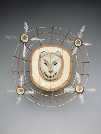 Naamio, joka kuvaa karhuhenkeä, 1800-luvun lopulla (puu, maali, kuitu, suolen johto) tekijältä culture Yupik