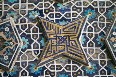 Monivärinen laattakoristelu, Jameh-moskeija (perjantain moskeija) (Unescon maailmanperintöluettelo, 2012), Isfahan (Esfahan), Iran tekijältä Theodore Charles Ange Coquelin