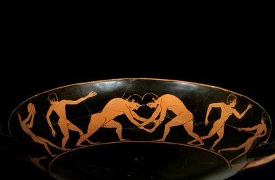 Ullakkokuppi punaisilla hahmoilla, jotka edustavat harjoitteluurheilijoita, discobolia ja painijoita. Euergides-maalariin (6. vuosisadan lopulla eKr.) kuuluva maalaus. Pariisi, Louvre-museo tekijältä painter Euergides