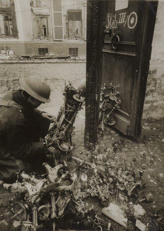 Cambrai, castiçais amarrados em feixes, prontos para serem removidos pelos alemães, mas deixados para trás. tekijältä (after) English photographer