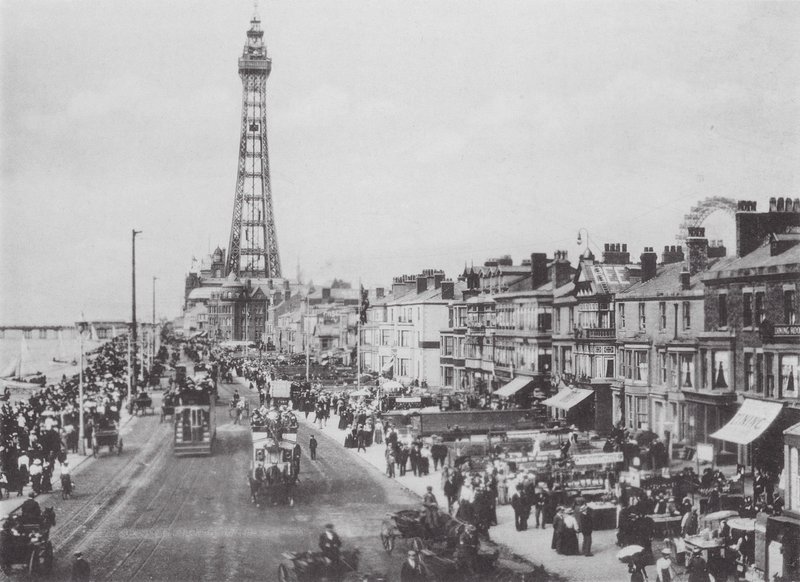 Central Promenade, Blackpool (s/w valokuva) tekijältä (after) English photographer