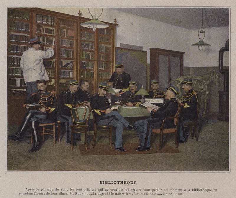 Bibliotheque (värillinen valokuva) tekijältä (after) French Photographer
