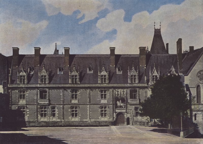 Chateau de Blois, julkisivu pihalla (värillinen kuva) tekijältä (after) French Photographer