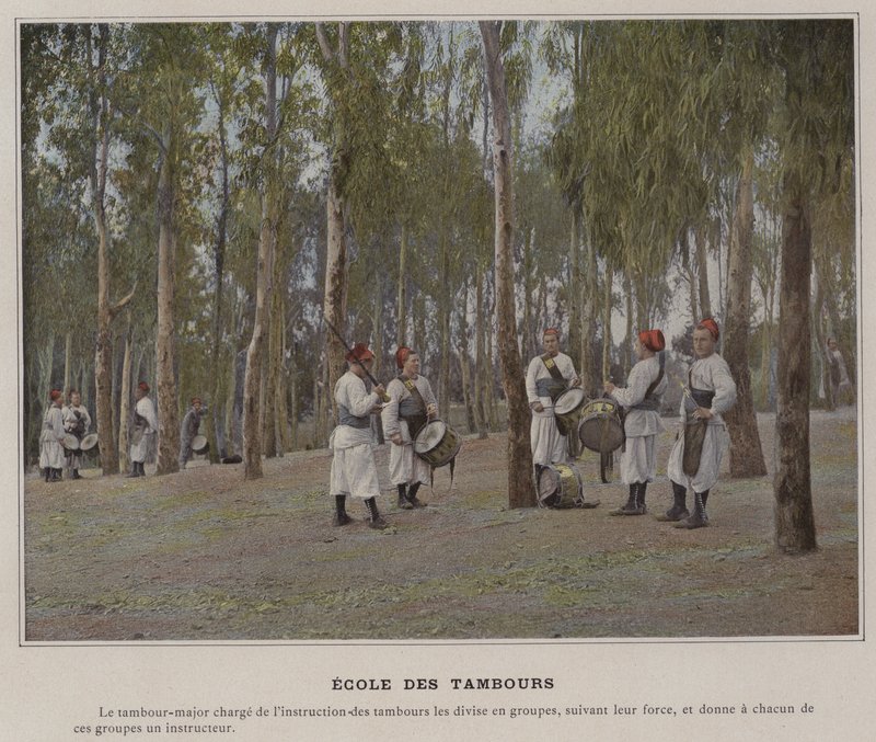 Rumpukoulu (värillinen kuva) tekijältä (after) French Photographer