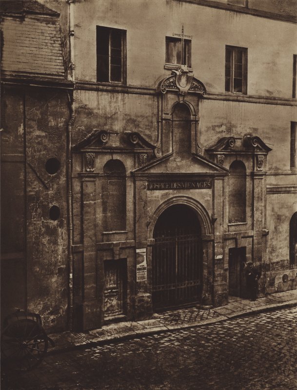 Sisäänkäynti Hospice des Menages rue de Sevresiin vuonna 1868 (m/v kuva) tekijältä (after) French Photographer