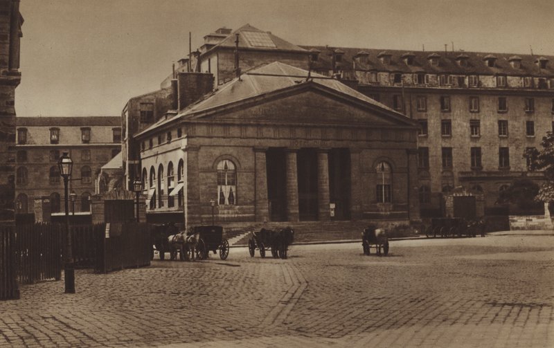 Hotel-Dieun julkisivu Parvis Notre-Damella noin 1865 (m/v kuva) tekijältä (after) French Photographer