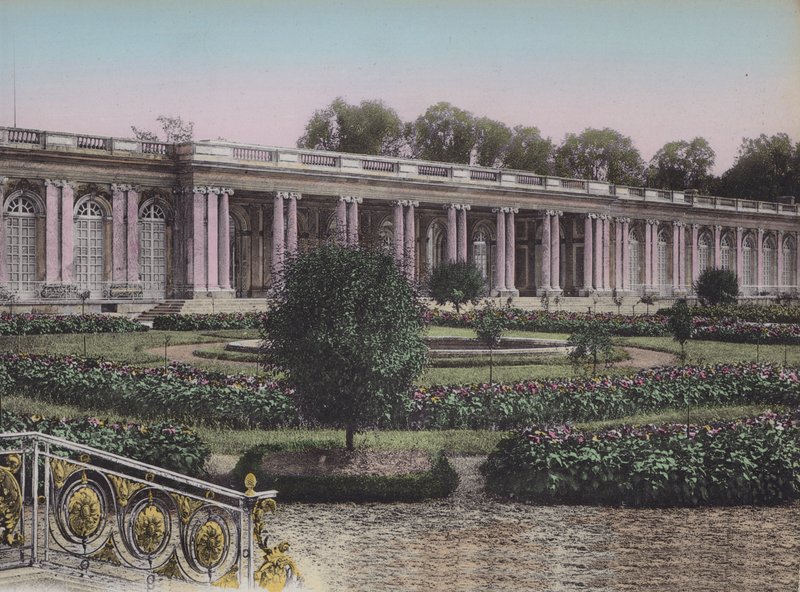 Grand Trianon, Facade sur les Jardins, Great Trianon, Näkymä puutarhaan edestä (värillinen kuva) tekijältä (after) French Photographer