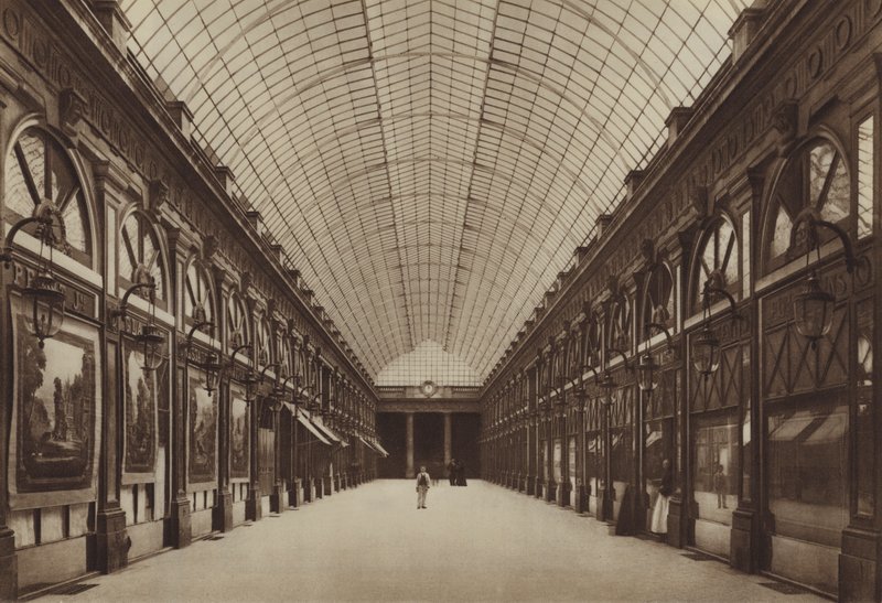 Orleans-galleria Palais-Royalissa (m/w kuva) tekijältä (after) French Photographer