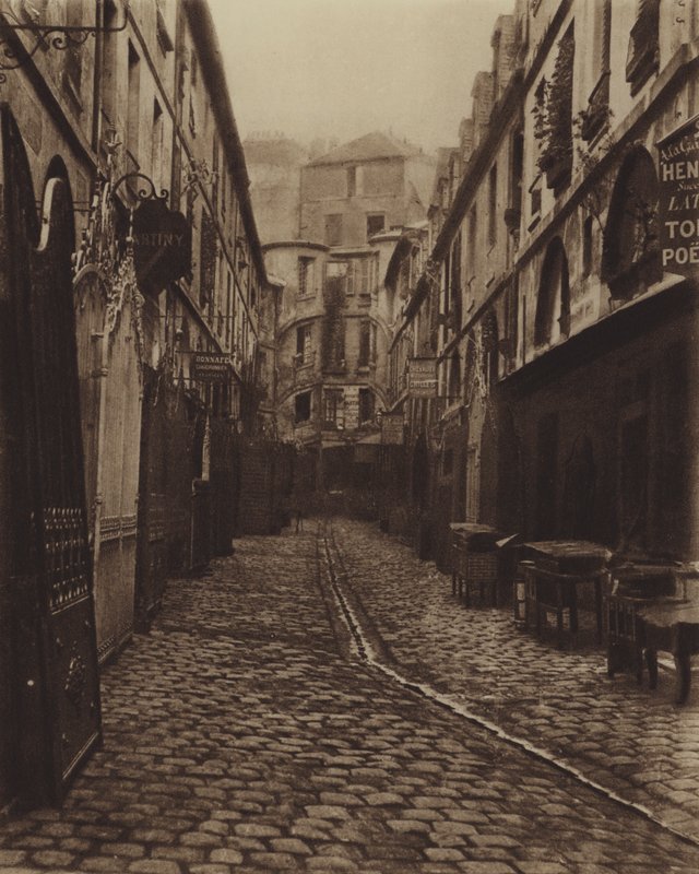 Lohikäärmeen piha, rue de Rennesin varrella (m/w kuva) tekijältä (after) French Photographer