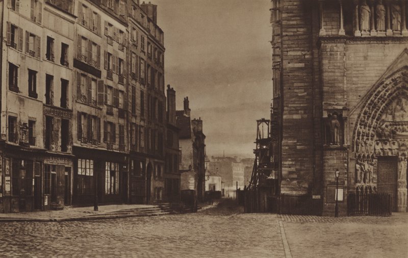 Rue du Cloitre-Notre-Dame, nähtynä Parvisista noin 1865 (m/w kuva) tekijältä (after) French Photographer