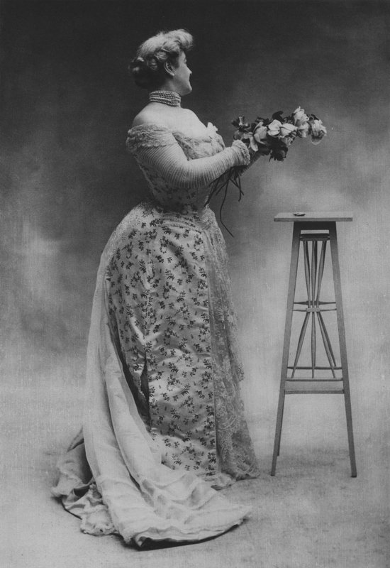 Madame Alibert, korsetintekijä (m/w kuva) tekijältä (after) French Photographer