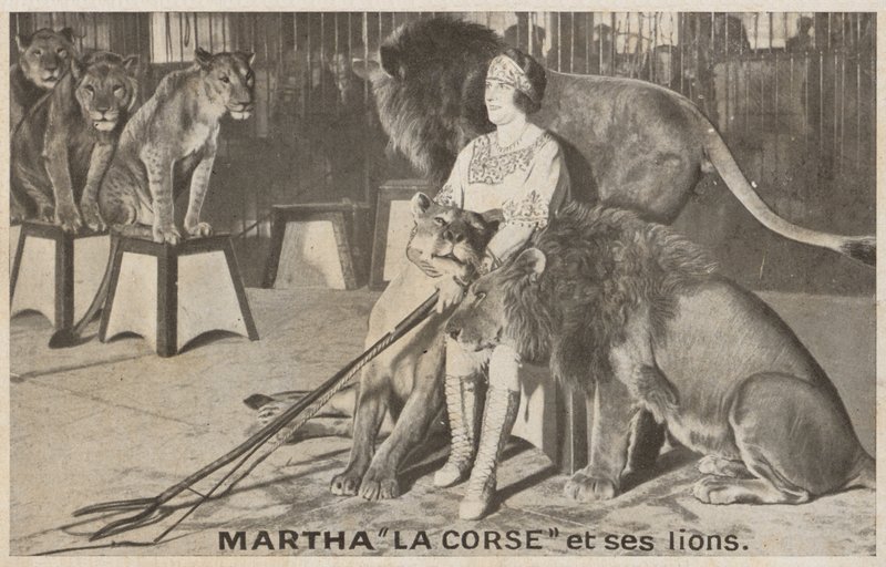 Martha "La Corse" ja hänen leijonansa (m/w kuva) tekijältä (after) French Photographer