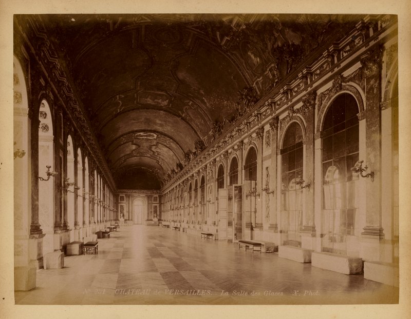 Pariisi: Versailles, peilisali (s/w-kuva). tekijältä (after) French Photographer