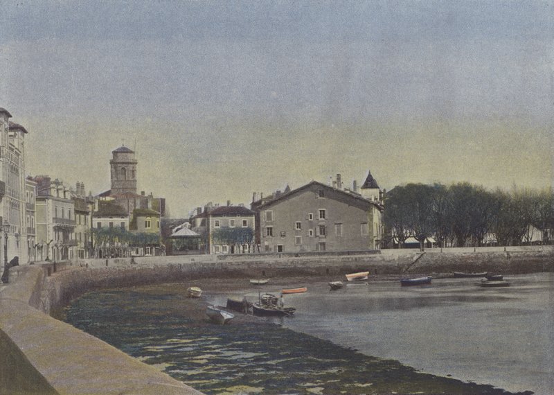 Saint Jean de Luz (värillinen kuva) tekijältä (after) French Photographer