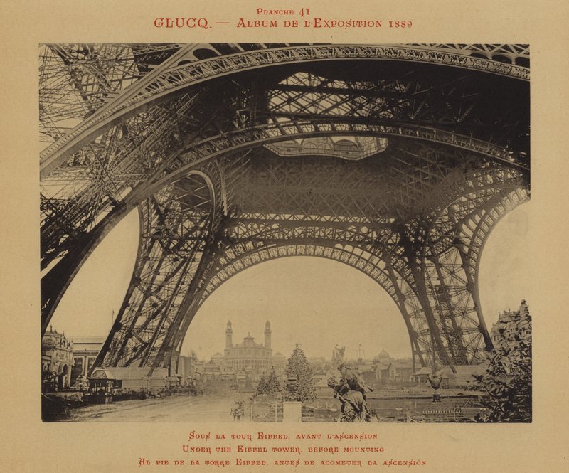 Eiffel-tornin alla, ennen asennusta (m/w kuva) tekijältä (after) French Photographer