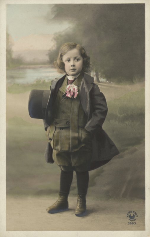 Muodollisesti pukeutunut poika tekijältä French Photographer