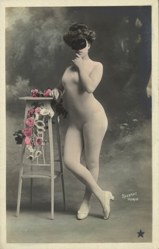 Tyttö naamiossa tekijältä French Photographer
