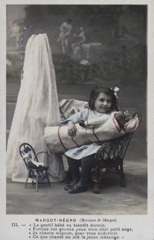 Pieni tyttö nuken kanssa tekijältä French Photographer