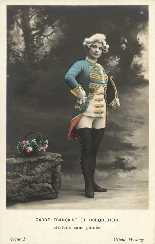 Nainen sotilaspuvussa tekijältä French Photographer