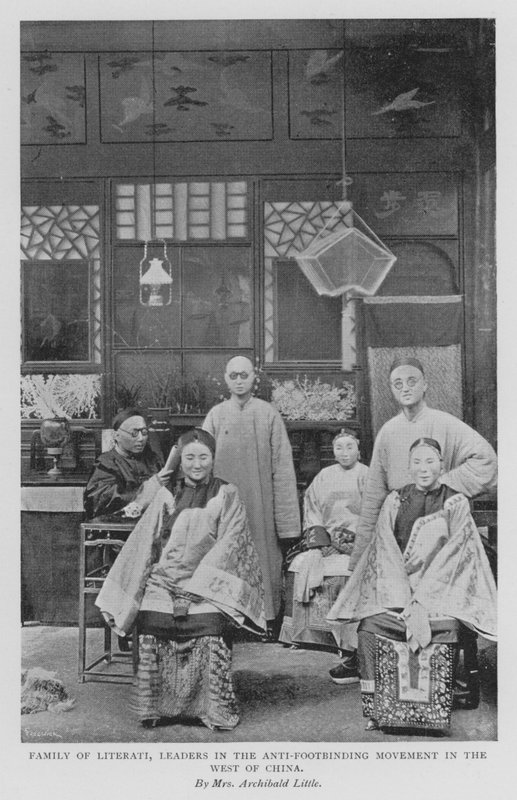 Kirjailijoiden perhe, Länsi-Kiinan anti-footbinding -liikkeen johtajia (m/v kuva) tekijältä Alicia Little