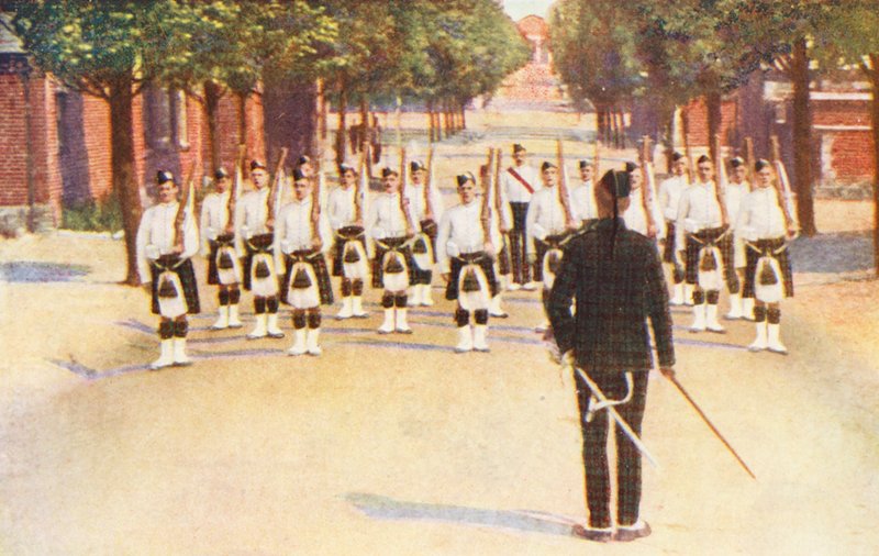 WW1: Harjoitusjoukkue Aldershotissa (värilitografia) tekijältä Allan Stewart