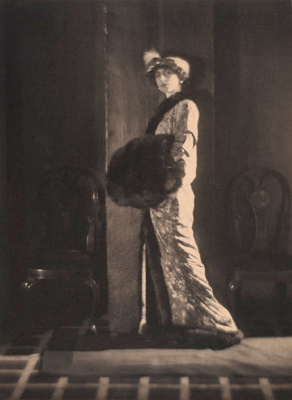 Olga de Meyer, noin 1912 (s/w-kuva). tekijältä Alphonse De Meyer
