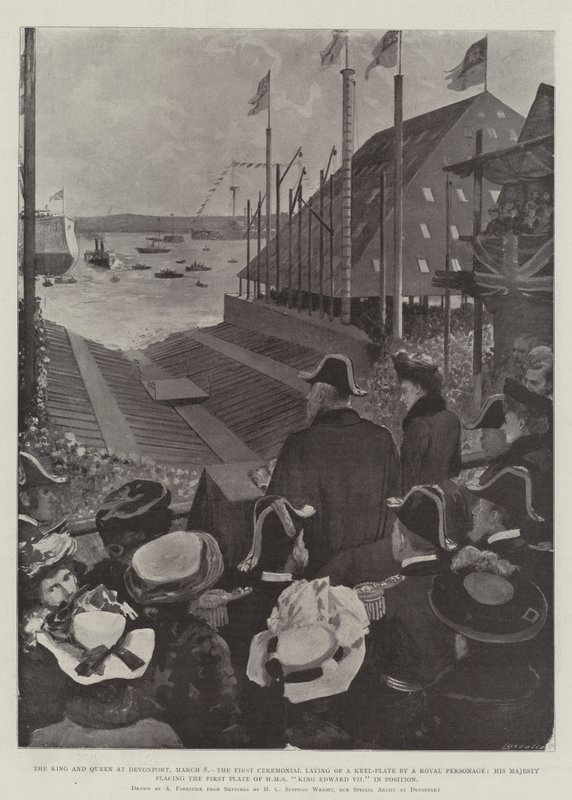Kuningas ja kuningatar Devonportissa, 8. maaliskuuta, ensimmäinen seremoniallinen kölilevyn laskeminen kuninkaallisen persoonan toimesta, Hänen Majesteettinsa asettamassa HMS:n kuningas Edward VII:n ensimmäisen levyn paikoilleen tekijältä Amedee Forestier