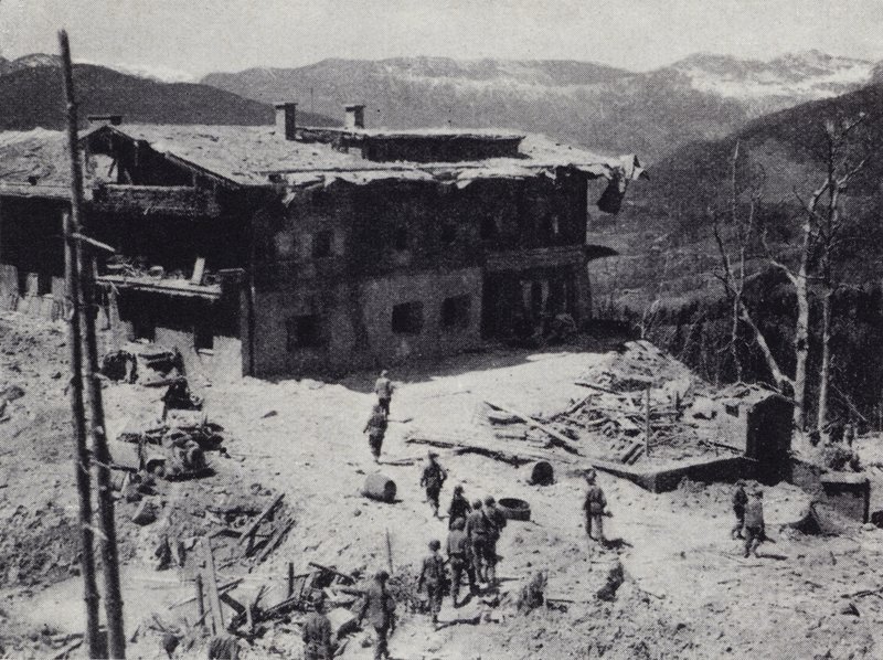 Amerikkalaiset ja ranskalaiset joukot tutkivat natsijohtajan Adolf Hitlerin vetäytymisen raunioita Berchtesgadenissa Baijerin Alpeilla, toinen maailmansota, toukokuu 1945 (m/v kuva) tekijältä American Photographer (after)