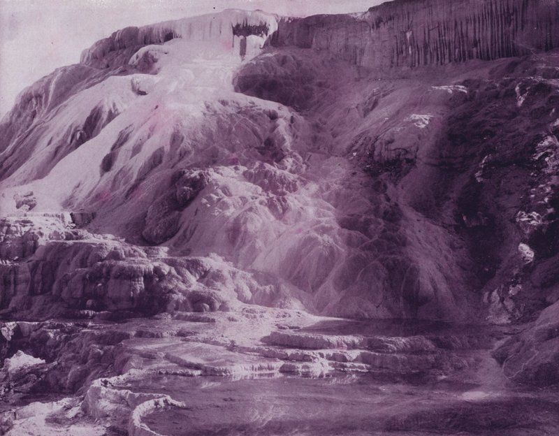 Beryl Springs ja Cleopatra Terrace, Yellowstonen kansallispuisto (m/v kuva) tekijältä American Photographer (after)